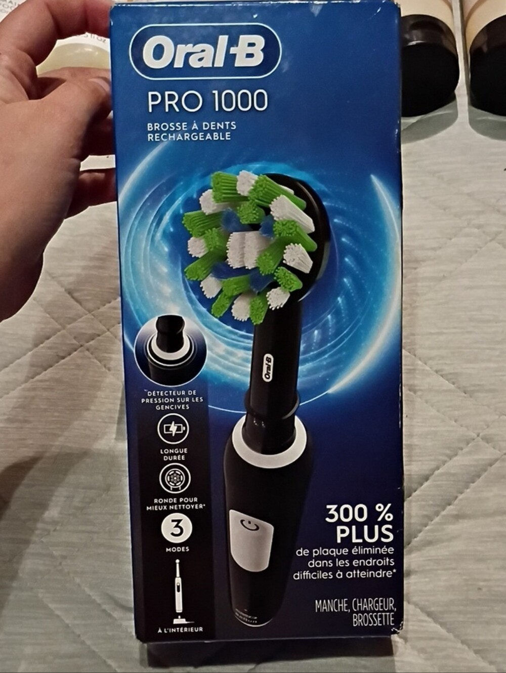 Oral-B Pro 1000 Rechargeable Toothbrush/ Black & White (NIB)